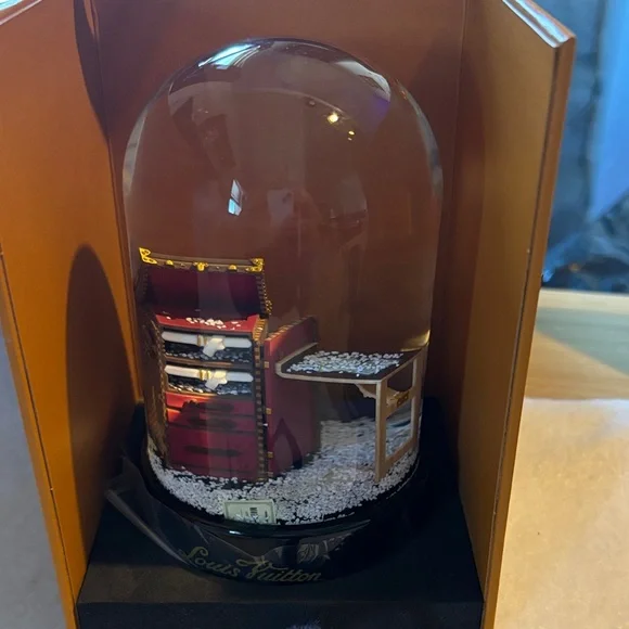 Louis Vuitton Snow globe trunk - Picture 10 of 12